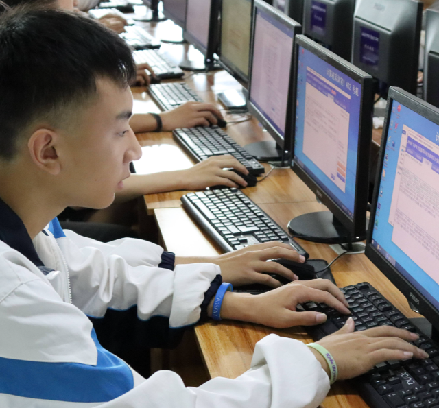 假如校园能提供让学生学习怎么评价AI所生成的信息质量