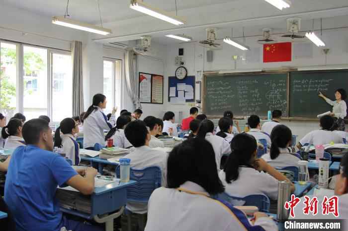 资料图:图为山东高三学生在教室中上课,备战高考。 赵晓 摄 山东发布开学安排:推行小班化教学 “单流向”活动